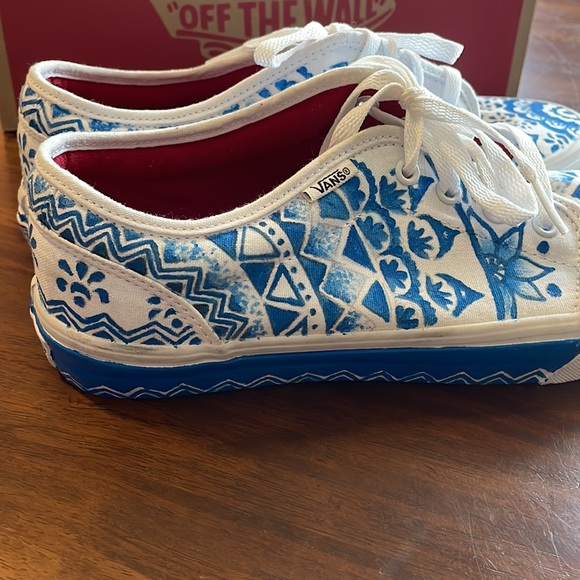 Custom painted new Vulcanized Vans white & blue Henna style - Picture 2 of 11